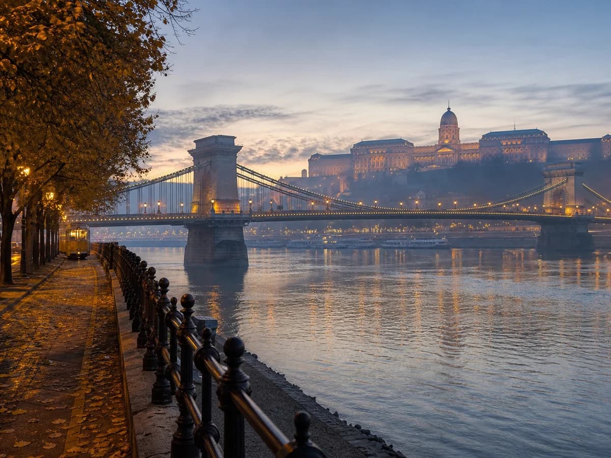Budapesti Lánchíd a rakpartról hajnalban